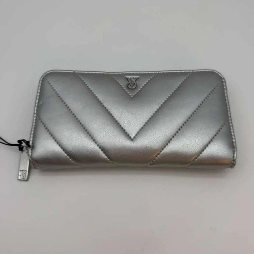 Victoria's Secret Silver Quilted Wallet‎ NWT Metallic Zip Around Wallet New - Picture 2 of 6